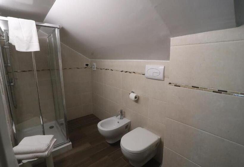 غرفة عائلية, Central Giacomini