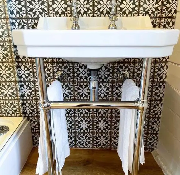 キングサイズベッドのスタンダードルーム, Ranfield S Brasserie Hotel Rooms