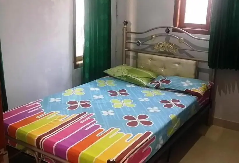 エコノミールーム, Spot On 93880 Guest House Bu Iin Syariah