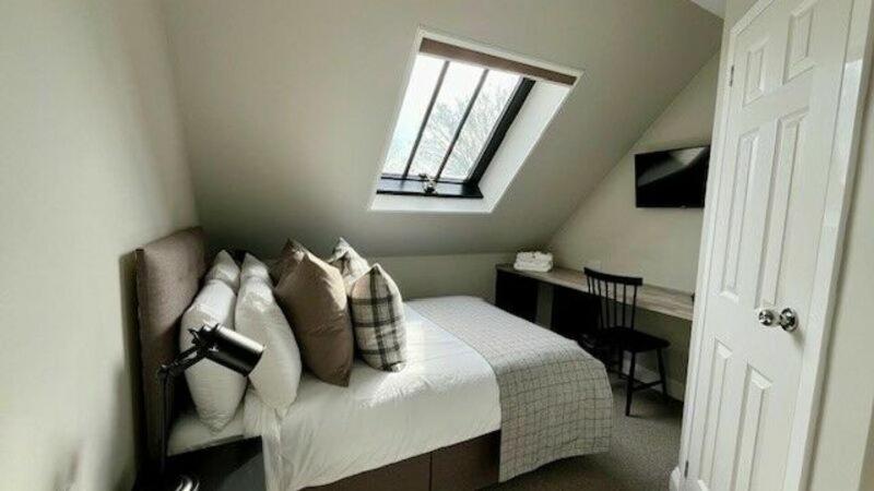 غرفة أساسية, The Pavilion Bisley