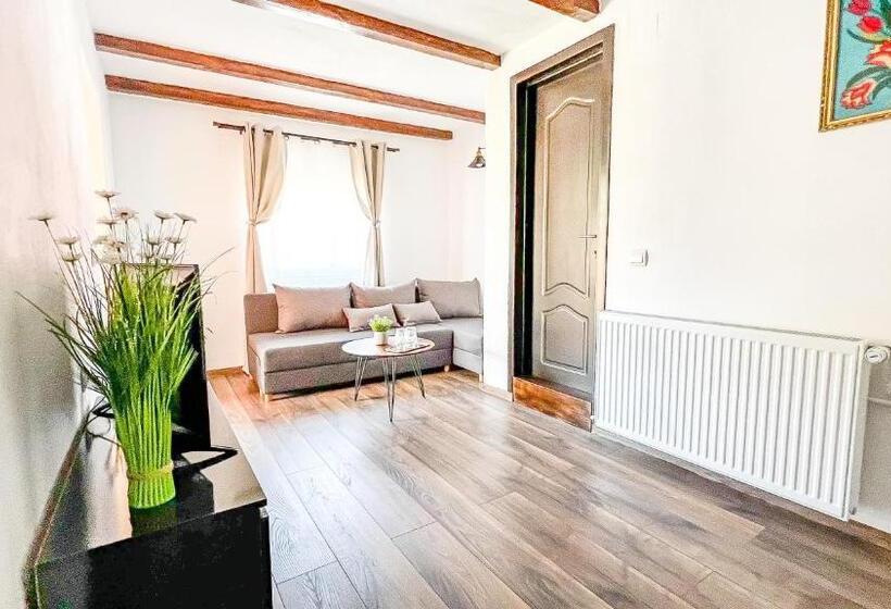 סוויטה עם מרפסת, Hilltop House