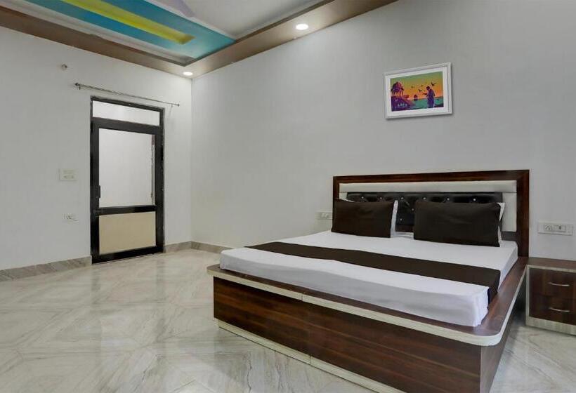 חדר קלאסי לשלושה, O Royal Galaxy