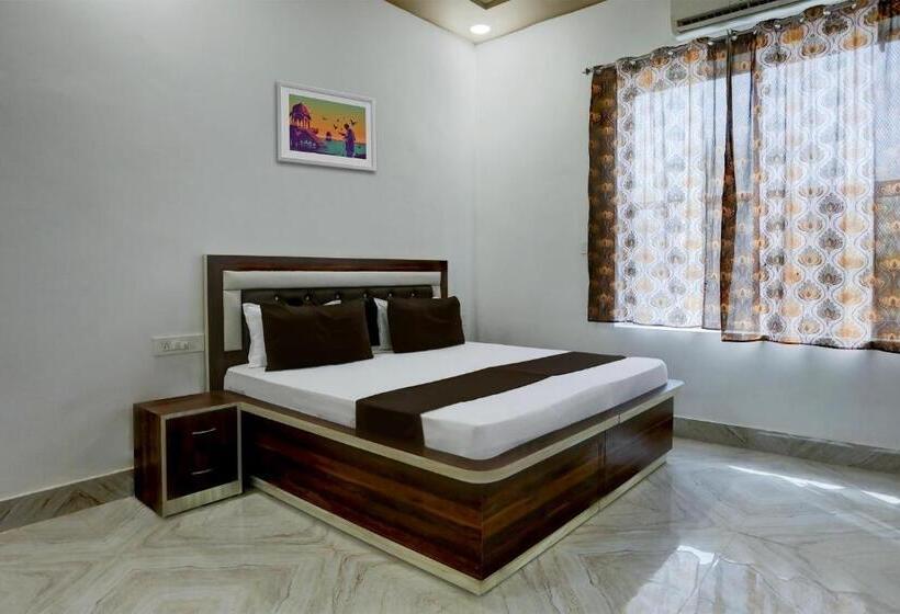 חדר קלאסי לשלושה, O Royal Galaxy