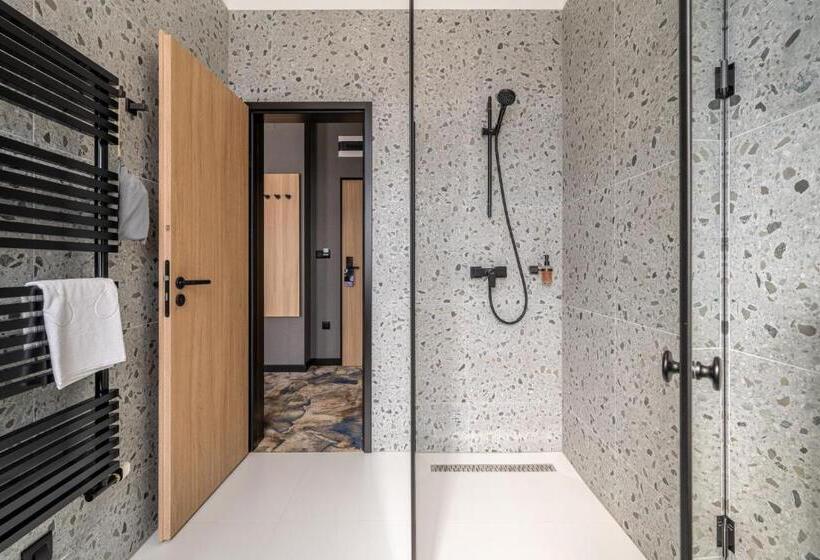 スーペリアの４人部屋, Urban