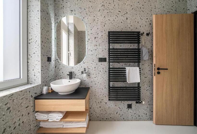 スーペリアの４人部屋, Urban