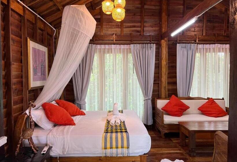 キングサイズベッドのスタンダードルーム, บ้านสวนแก้วคำแพง Baan Suan Kaew Khampaeng