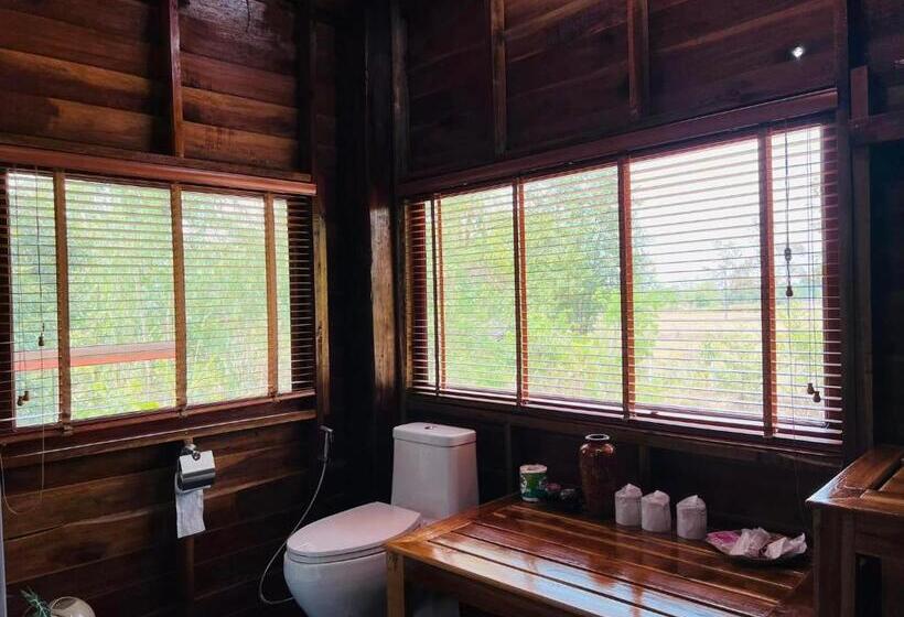 キングサイズベッドのスタンダードルーム, บ้านสวนแก้วคำแพง Baan Suan Kaew Khampaeng