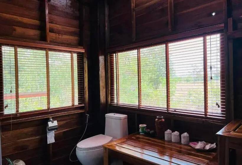 キングサイズベッドのスタンダードルーム, บ้านสวนแก้วคำแพง Baan Suan Kaew Khampaeng