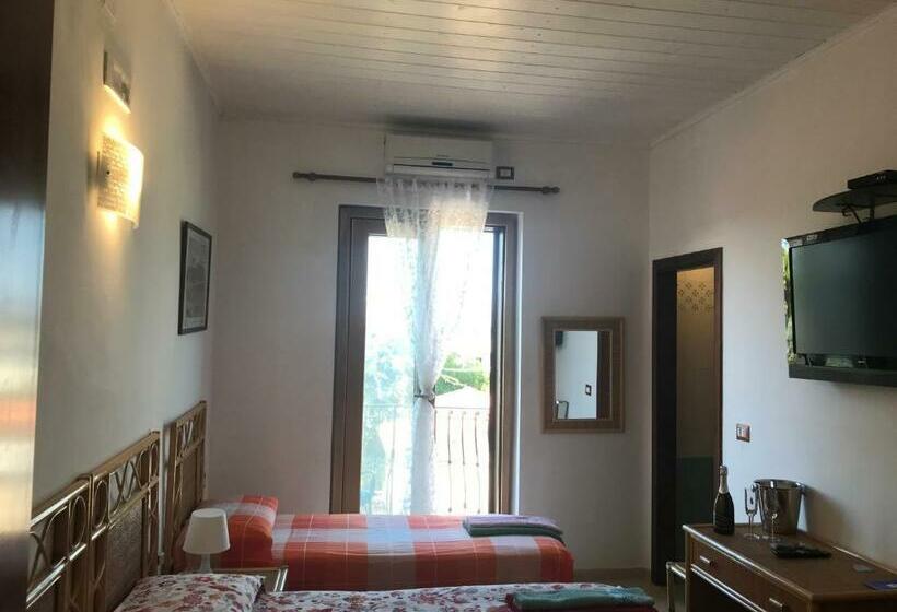 带阳台的三人标准间, Casa Elvira