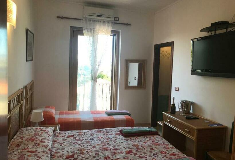 带阳台的三人标准间, Casa Elvira