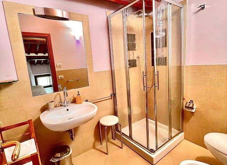 חדר קלאסי לשלושה, La Dimora Nel Corso