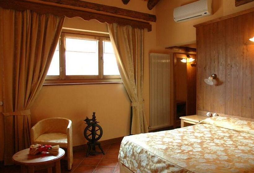 جناح, Le Village