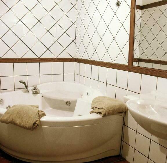 جناح, Le Village