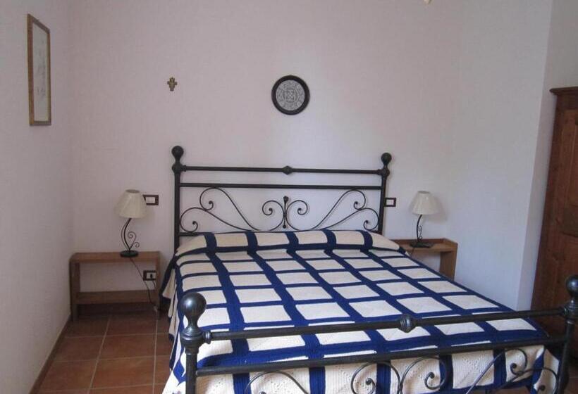 شقة غرفة واحدة, Madonna del Poggio