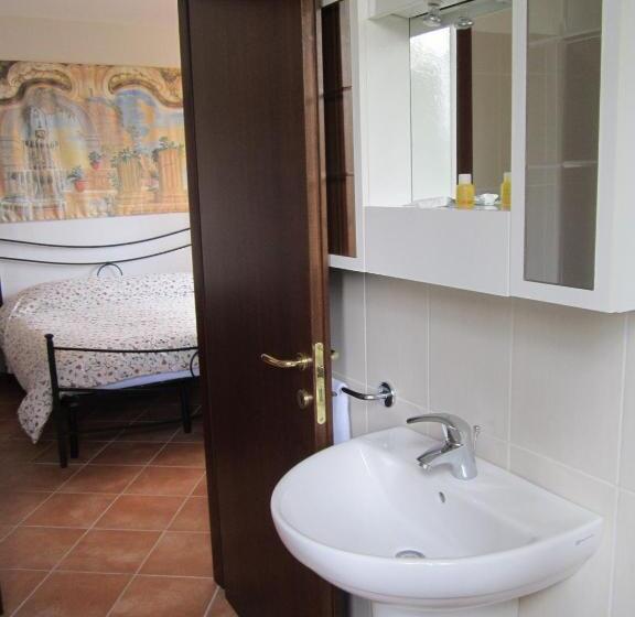 شقة غرفتين, Madonna del Poggio