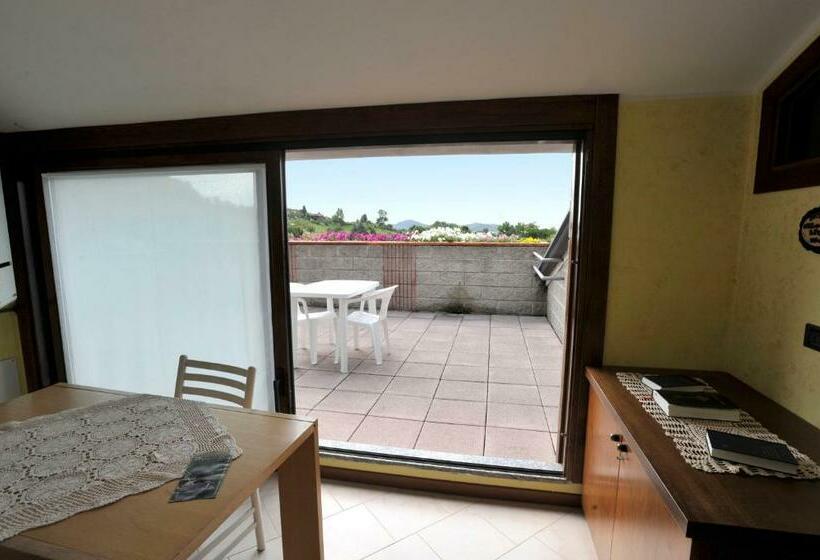 غرفة قياسية ثلاثية, The Flower Garden