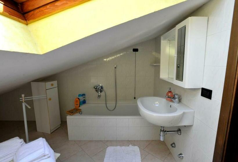 غرفة قياسية ثلاثية, The Flower Garden