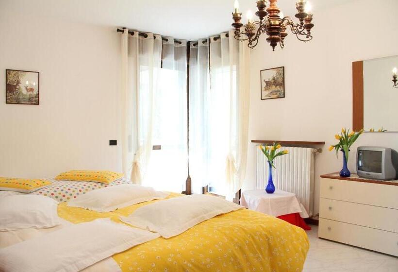 غرفة قياسية ثلاثية, The Flower Garden