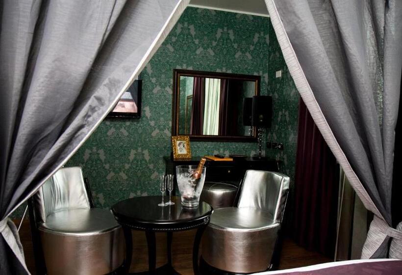 סוויטה דלוקס, Hm Motel