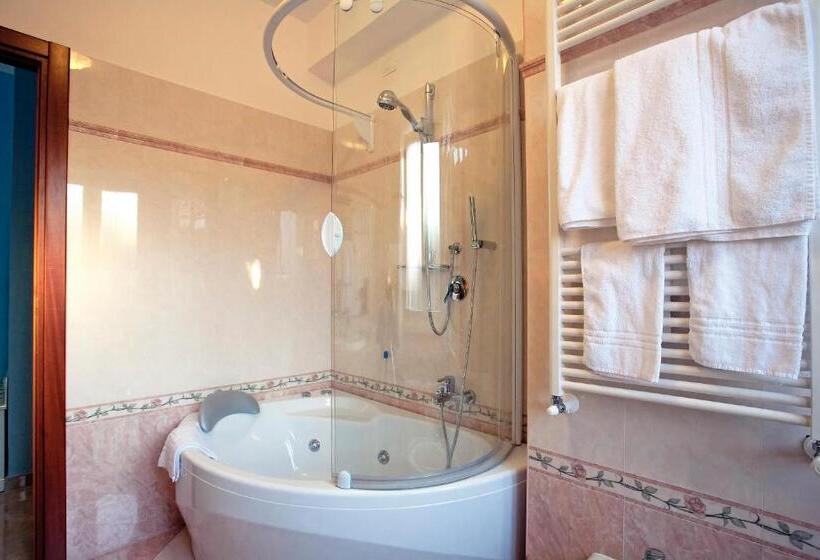 סוויטת ג'וניור, Aquila