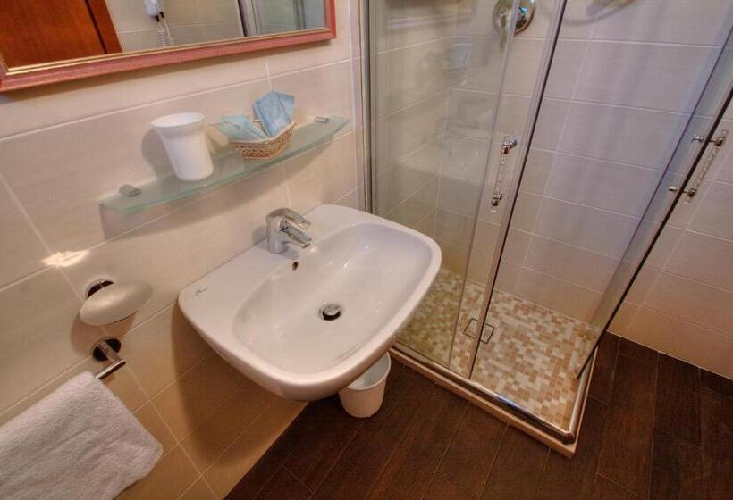 اتاق استاندارد چهارنفره با بالکن, Belmar