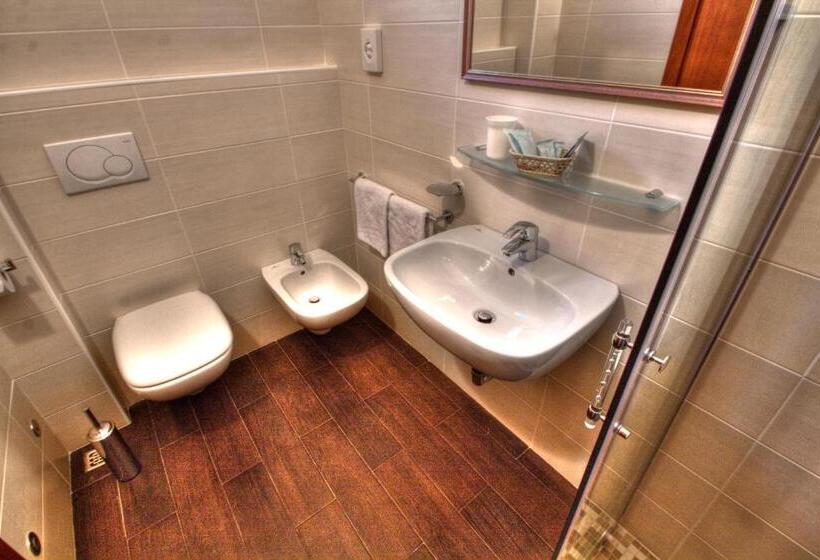 اتاق استاندارد چهارنفره با بالکن, Belmar