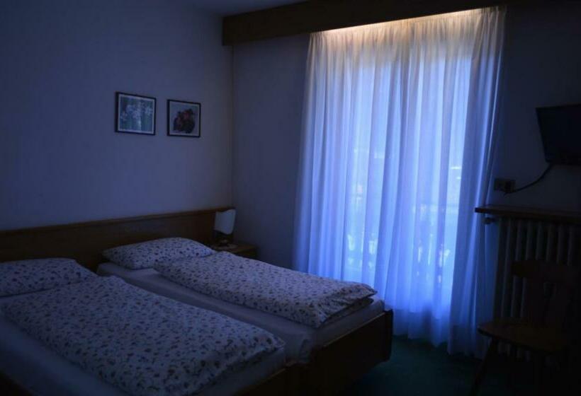 غرفة قياسية ثلاثية, Garnì Bucaneve