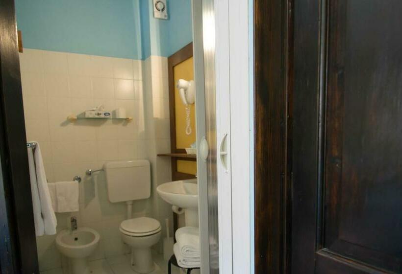 اتاق اکونومی, Elisabetta