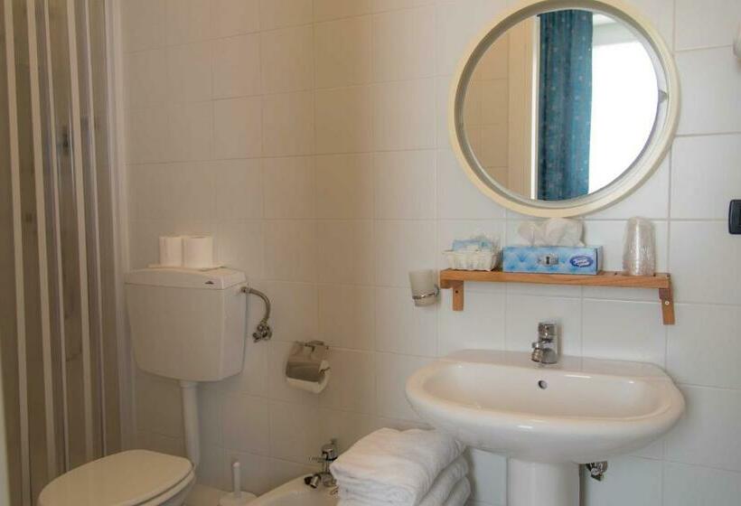 اتاق ساده سه‌ نفره, Elisabetta