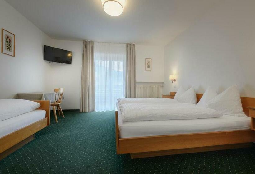 バルコニー付きスタンダードトリプルルーム, Garni August