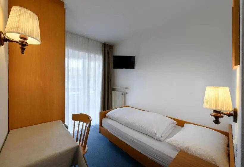 Classic Yhden Hengen Huone, Garni August