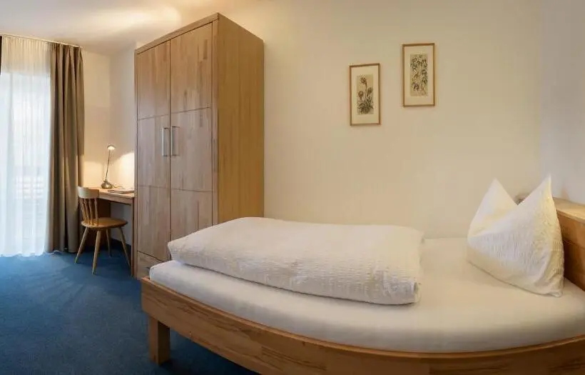Deluxe Yhden Hengen Huone, Garni August
