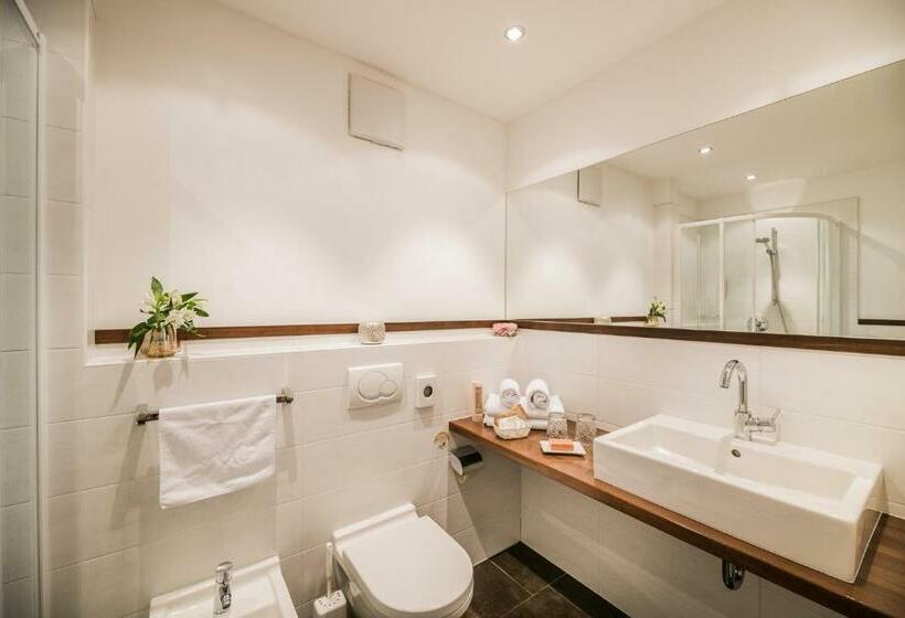 חדר קומפורט, Helm