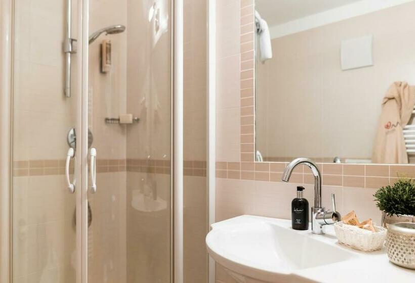 חדר קומפורט, Helm