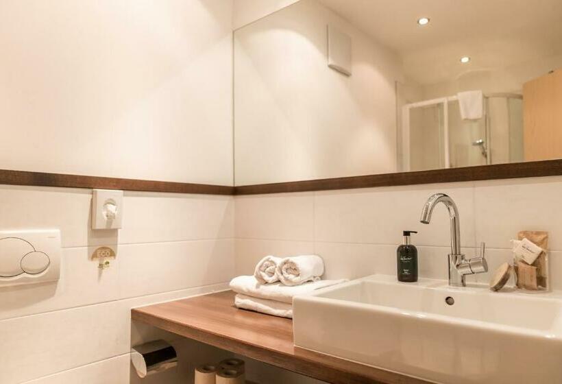 חדר קומפורט, Helm