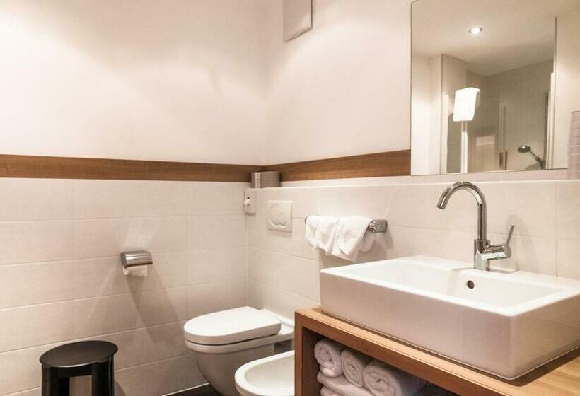 חדר קומפורט, Helm