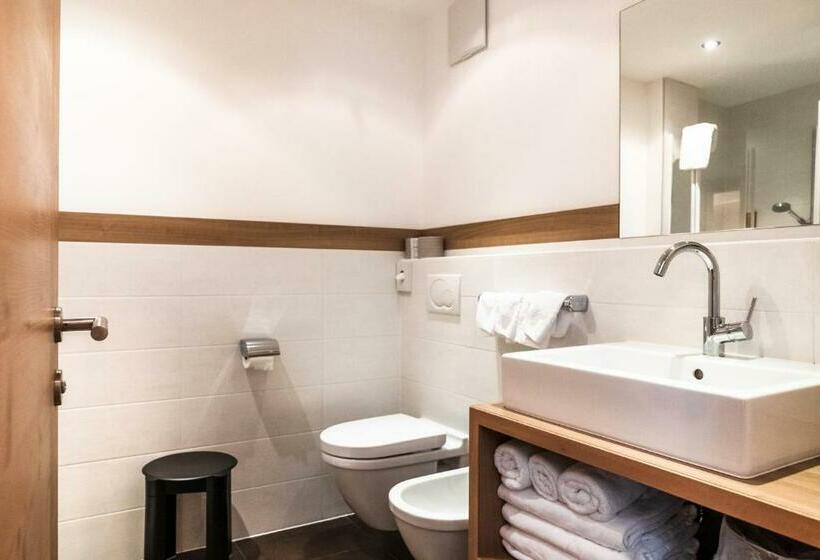 חדר משפחתי, Helm