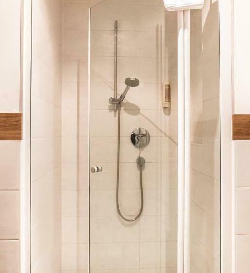 חדר משפחתי, Helm