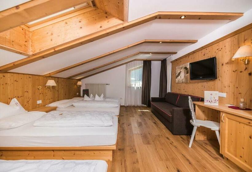 חדר משפחתי, Helm