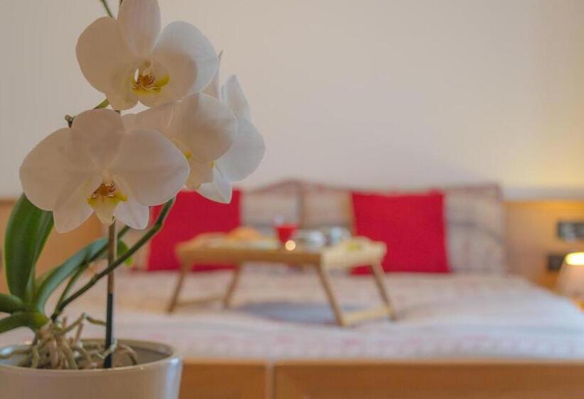 اتاق استاندارد سه نفره, Meublè Rosalpina