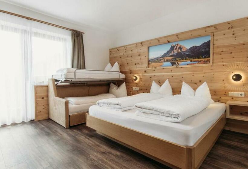 חדר לארבעה סטנדרטי עם נוף לגינה, Pension Sonnenhof