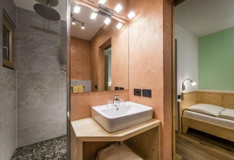 Четырехместный Номер Стандарт, Runcac