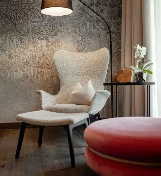 سوئیت با تخت بزرگ, The Laurin Small & Charming