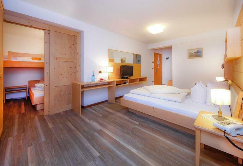 اتاق خانوادگی با چشمانداز باغ, Valpudra