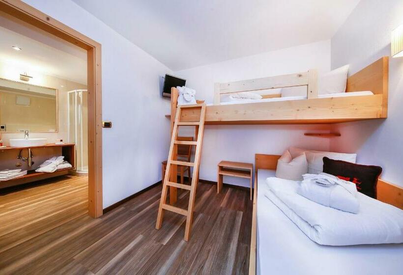 اتاق خانوادگی با چشمانداز باغ, Valpudra