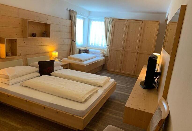 اتاق خانوادگی با چشمانداز باغ, Valpudra