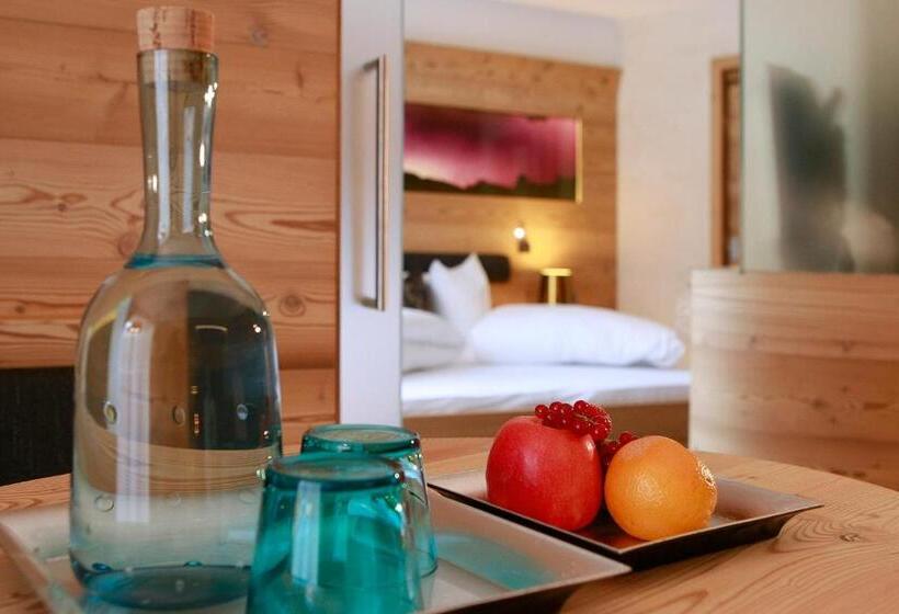 سوییت با چشمانداز کوه, Valpudra