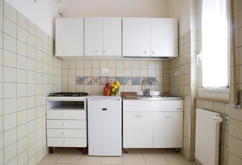 استودیو استاندارد با چشمانداز استخر, Ligure Residence