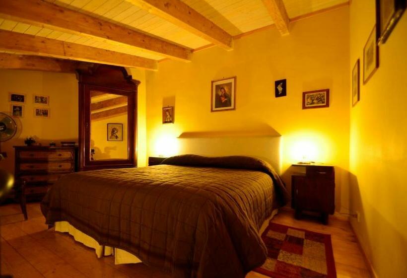 اتاق استاندارد سه تخته با چشمانداز, Manouche Osteria B&b