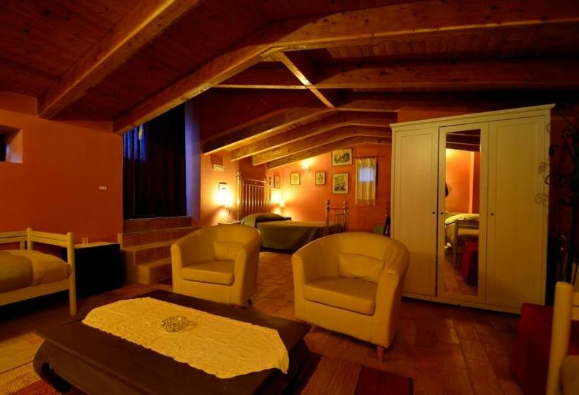 اتاق خانوادگی, Manouche Osteria B&b